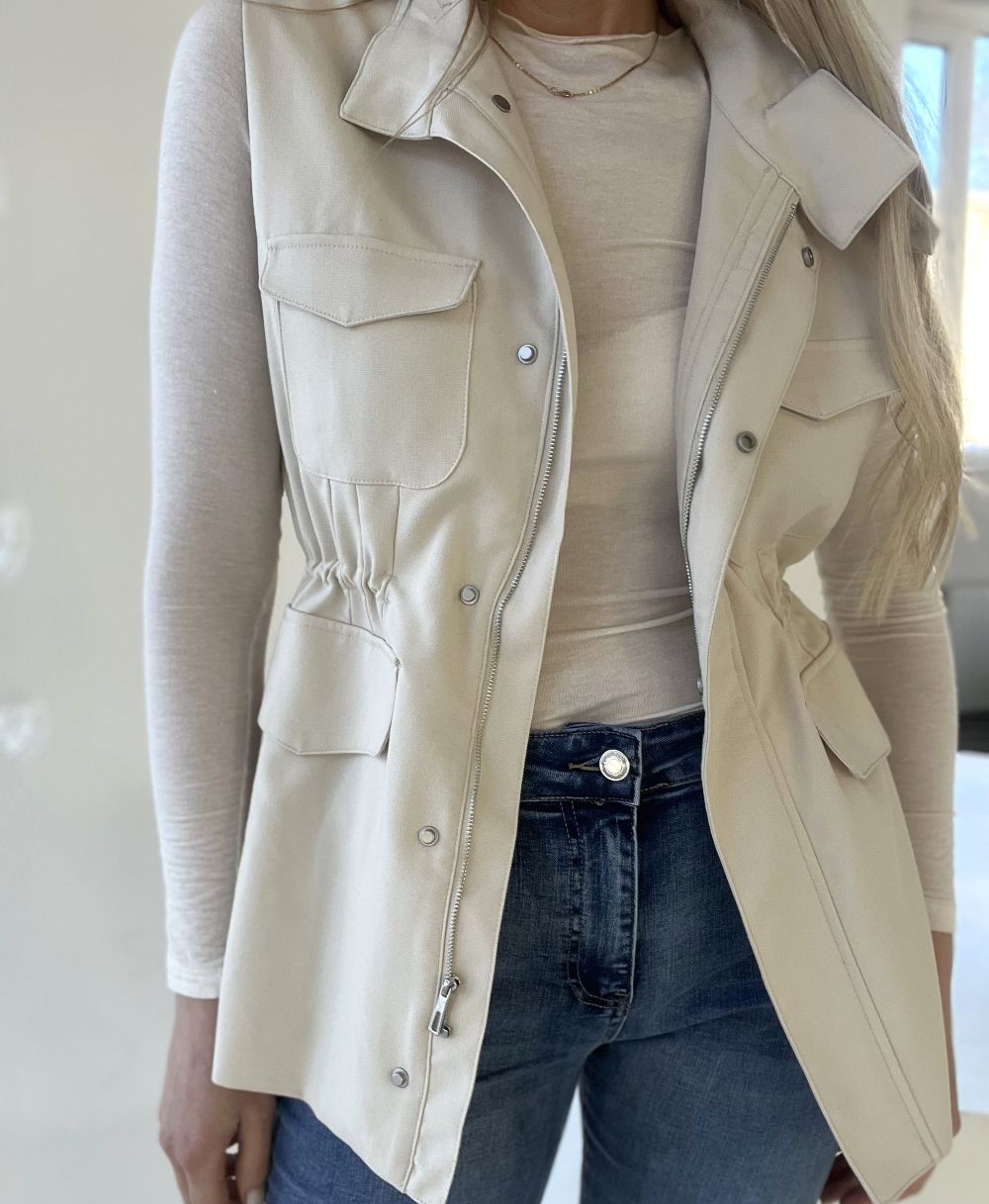 BRŪNS  / PIENBALTS KOSTĪMS VESTE + BIKSES