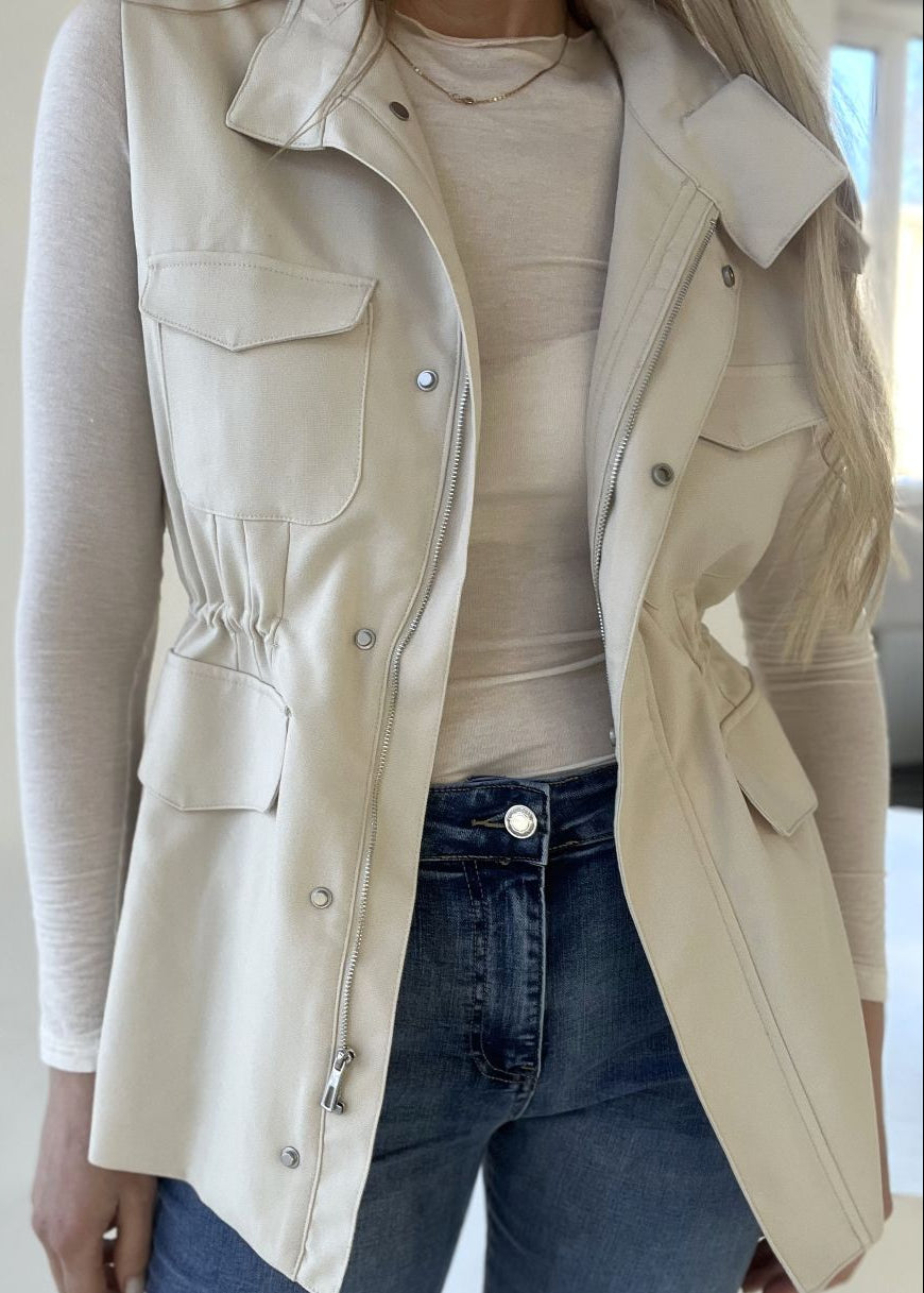 VESTE BRŪNĀ UN PIENBALTĀ TONĪ