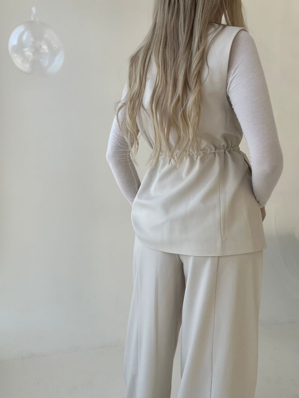 VESTE BRŪNĀ UN PIENBALTĀ TONĪ