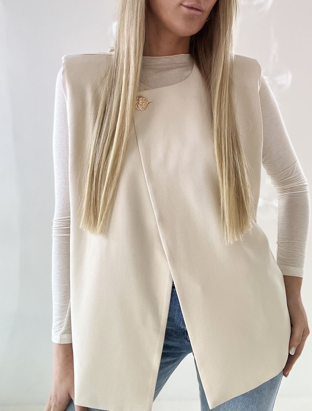 VESTE + JOSTIŅA / PIENBALTĀ UN BRŪNĀ KRĀSĀ