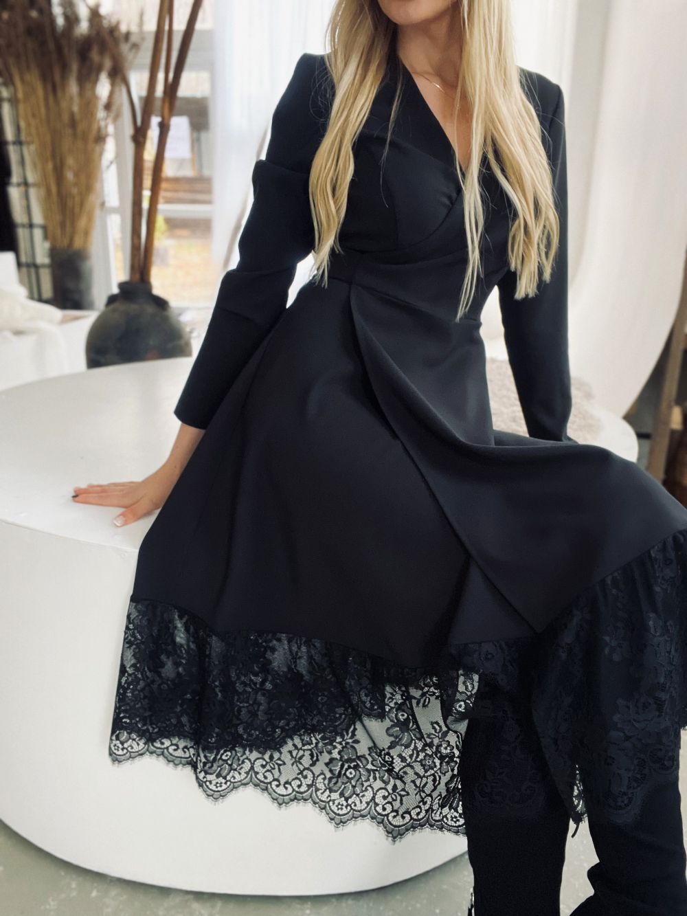 MELNA KLEITA AR MEŽĢĪNI