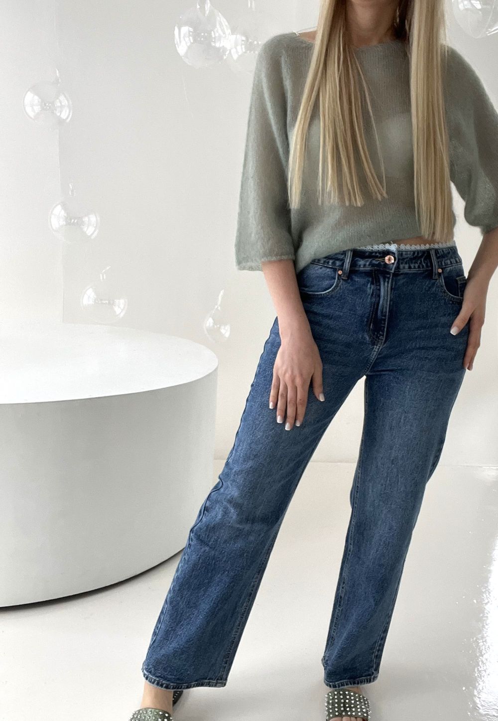 ZILI DŽINSI AR BALTU CAKU MALIŅU