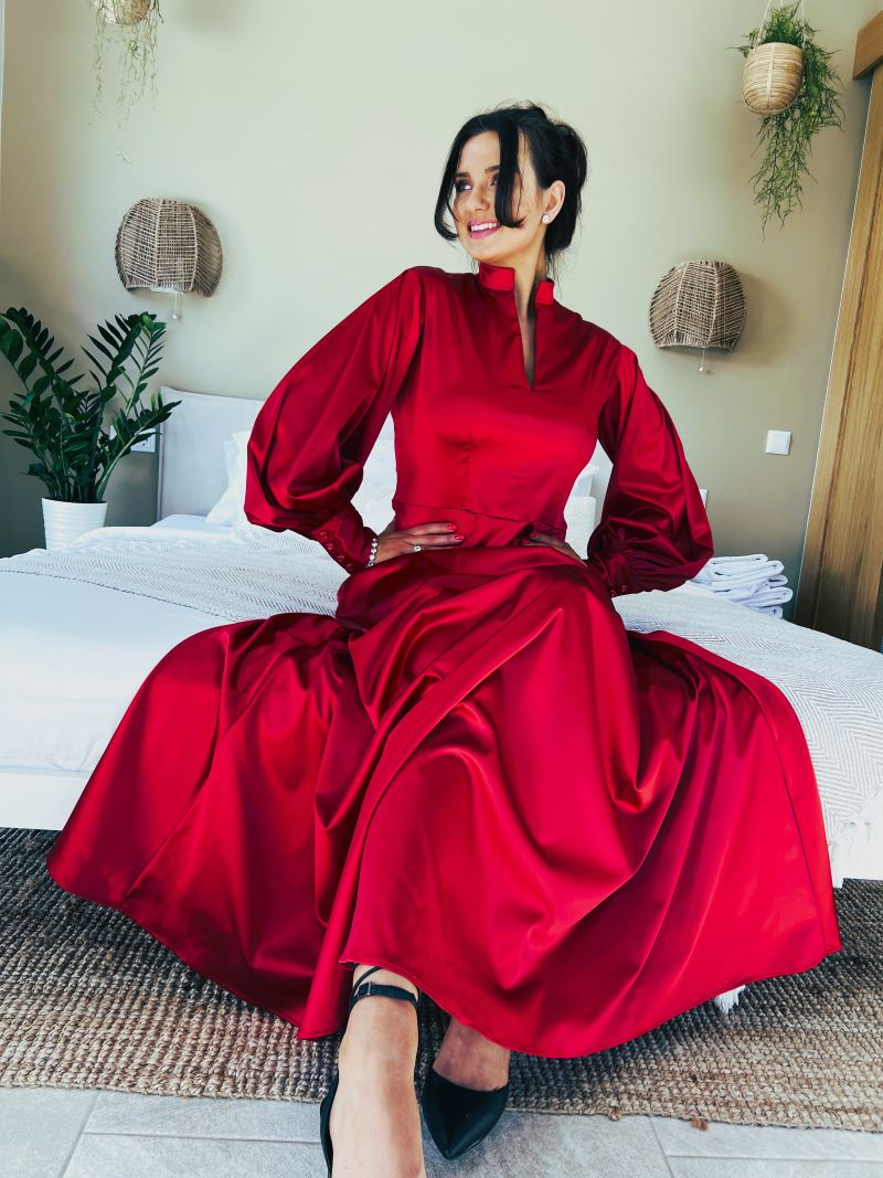 SATĪNA BALLES KLEITA DAŽĀDOS TOŅOS