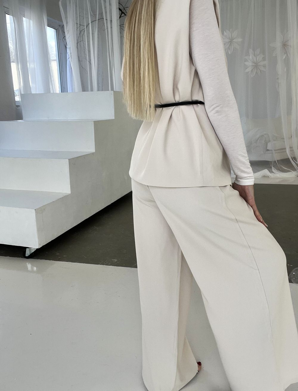 VESTE + JOSTIŅA / PIENBALTĀ UN BRŪNĀ KRĀSĀ