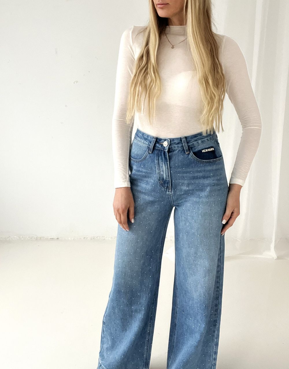 DŽINSI AR SPĪDĪGIEM AKMENTIŅIEM