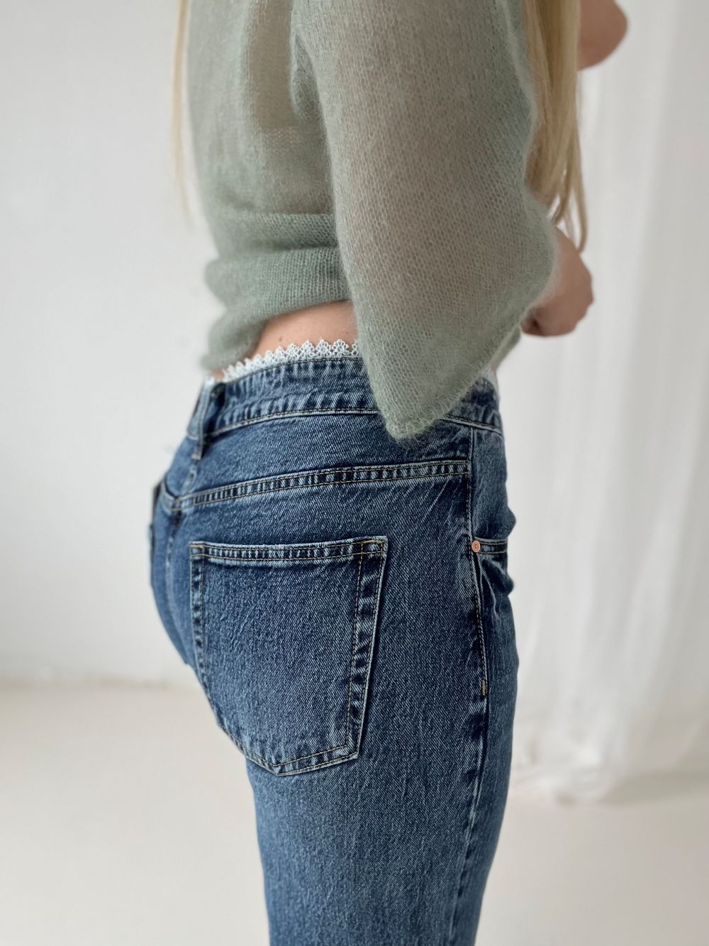 ZILI DŽINSI AR BALTU CAKU MALIŅU