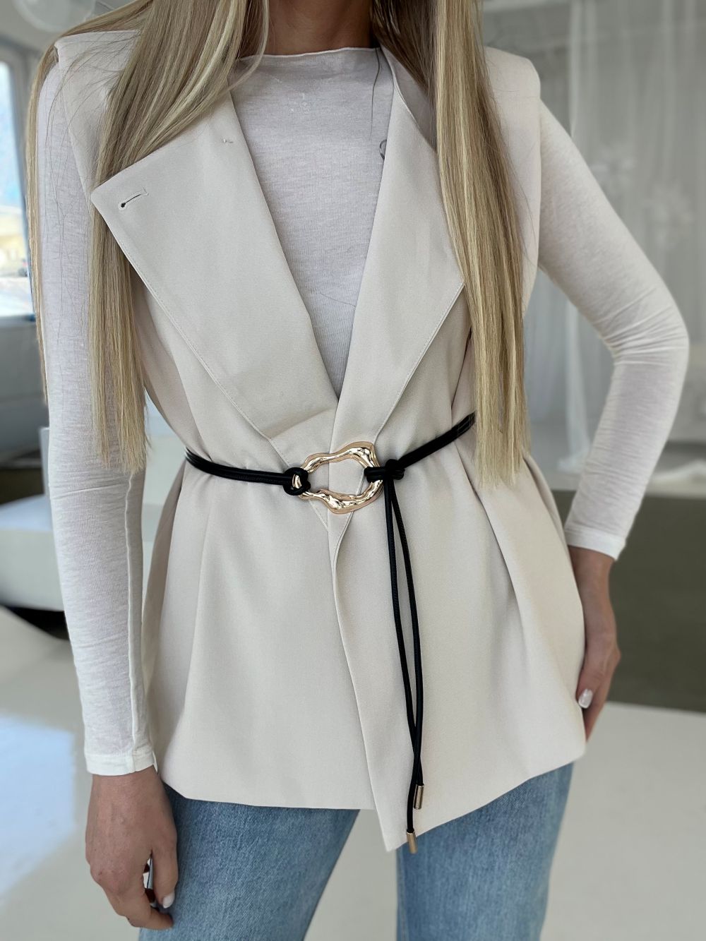 KOSTĪMS - BIKSES + VESTE + JOSTA / PIENBALTS UN BRŪNS