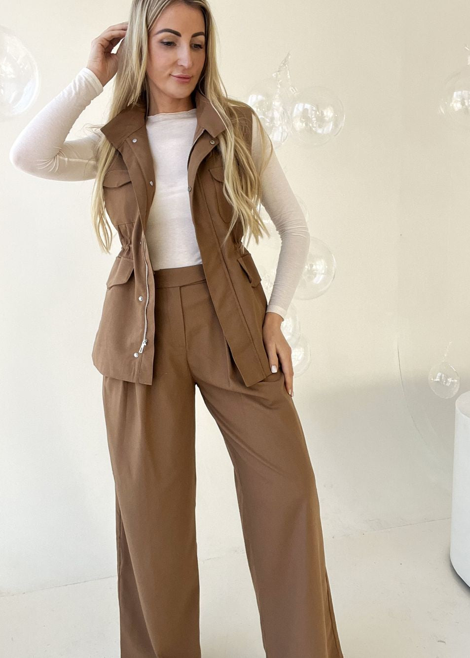 BRŪNS  / PIENBALTS KOSTĪMS VESTE + BIKSES