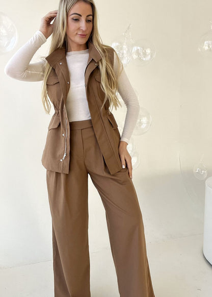 BRŪNS  / PIENBALTS KOSTĪMS VESTE + BIKSES