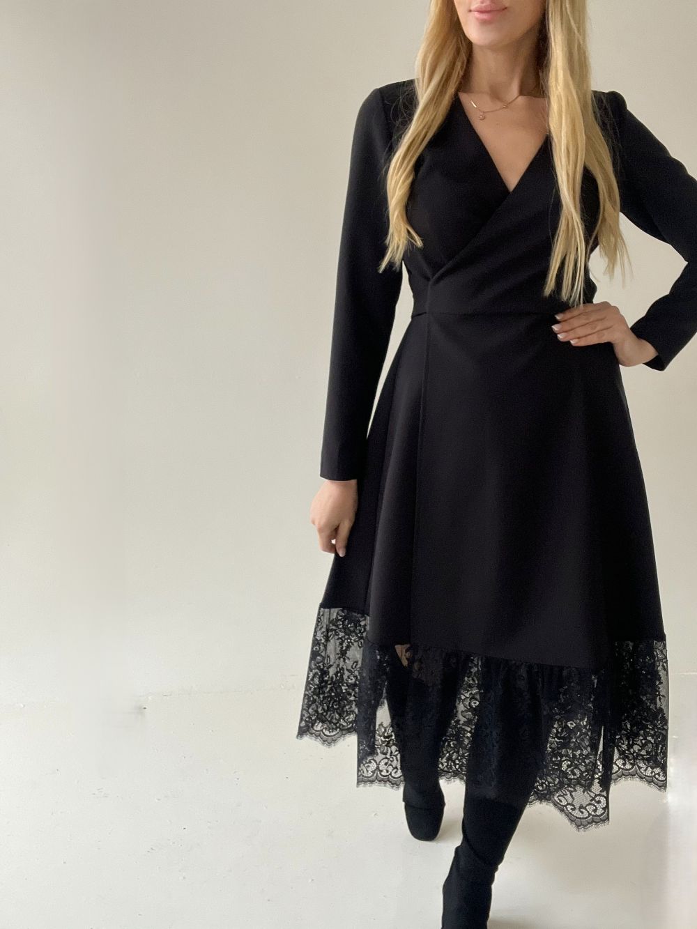 MELNA KLEITA AR MEŽĢĪNI