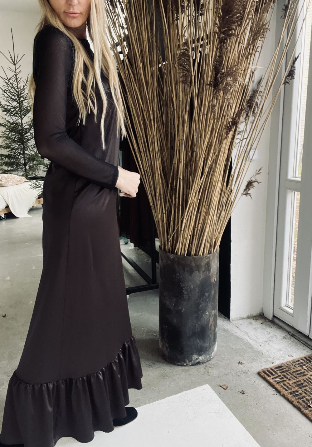 TUMŠI BRŪNA KLEITA UZ LENCĪTĒM