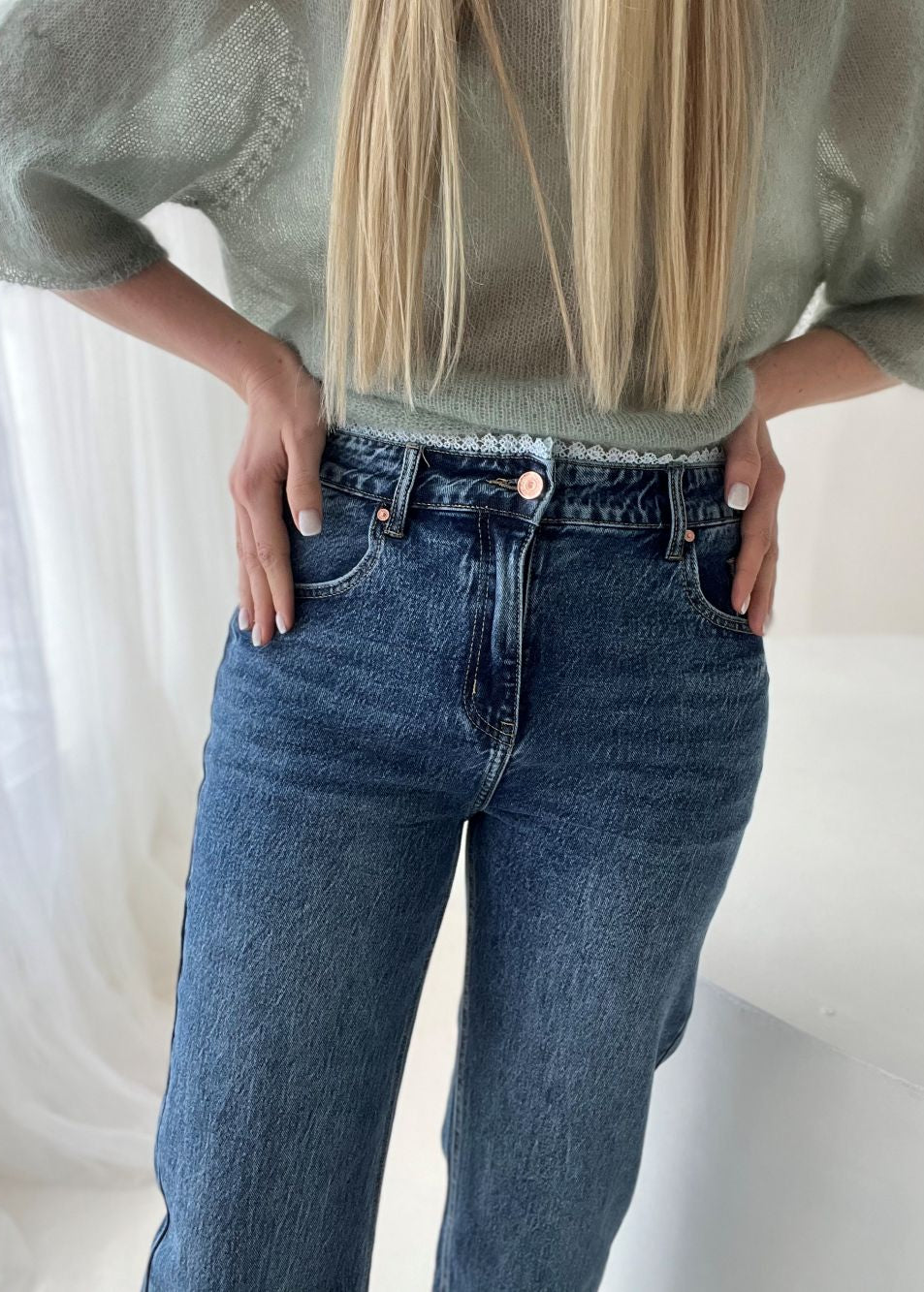 ZILI DŽINSI AR BALTU CAKU MALIŅU