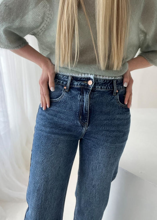 ZILI DŽINSI AR BALTU CAKU MALIŅU