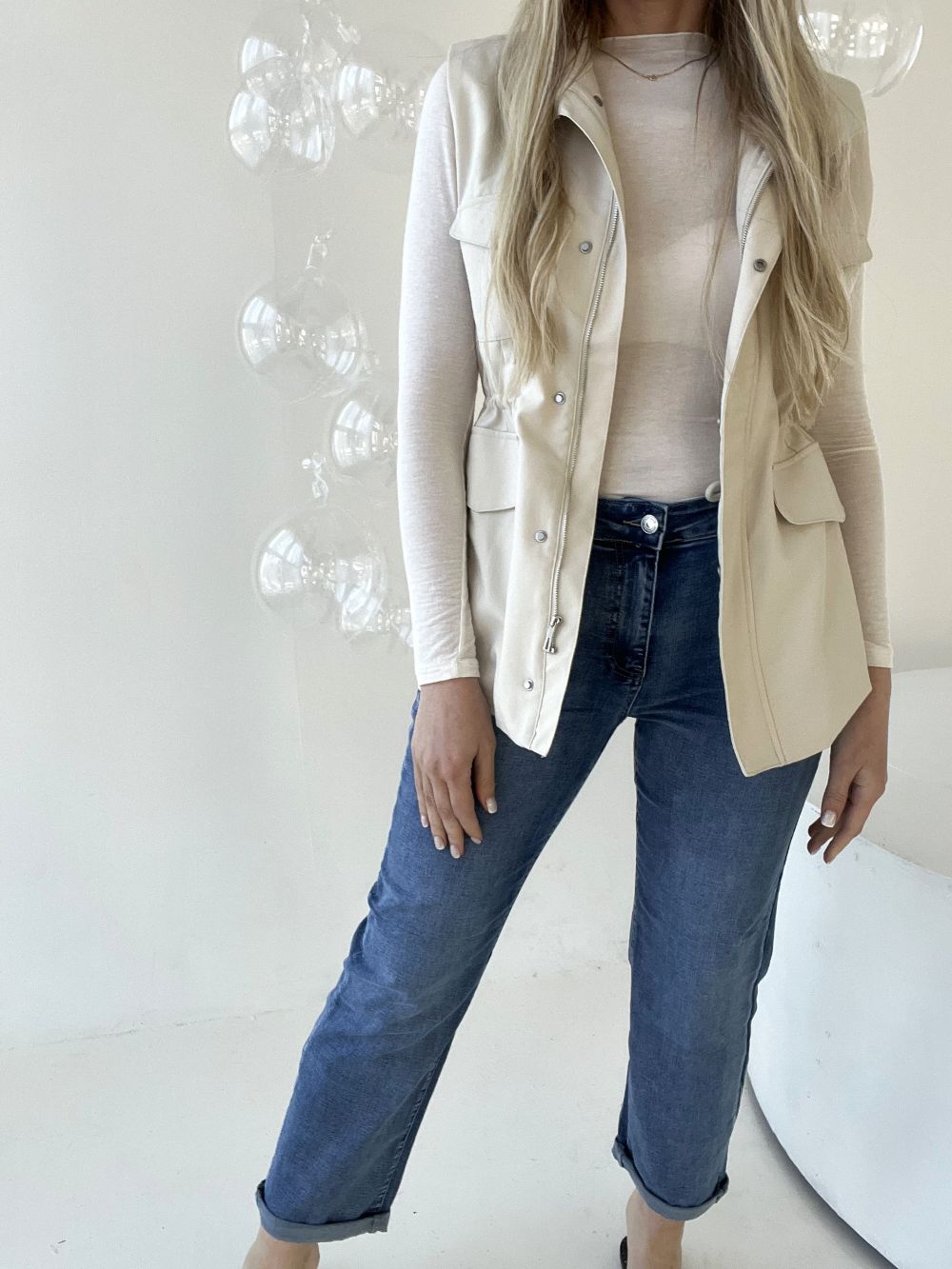 VESTE BRŪNĀ UN PIENBALTĀ TONĪ