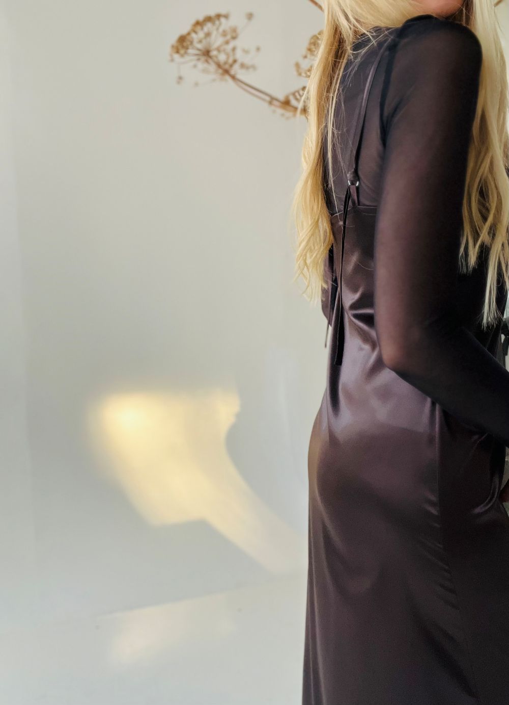 TUMŠI BRŪNA KLEITA UZ LENCĪTĒM