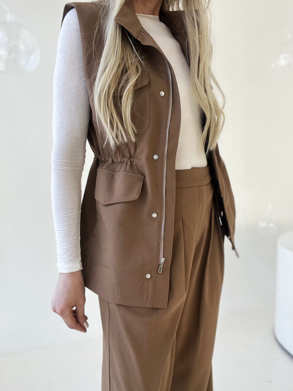 VESTE BRŪNĀ UN PIENBALTĀ TONĪ