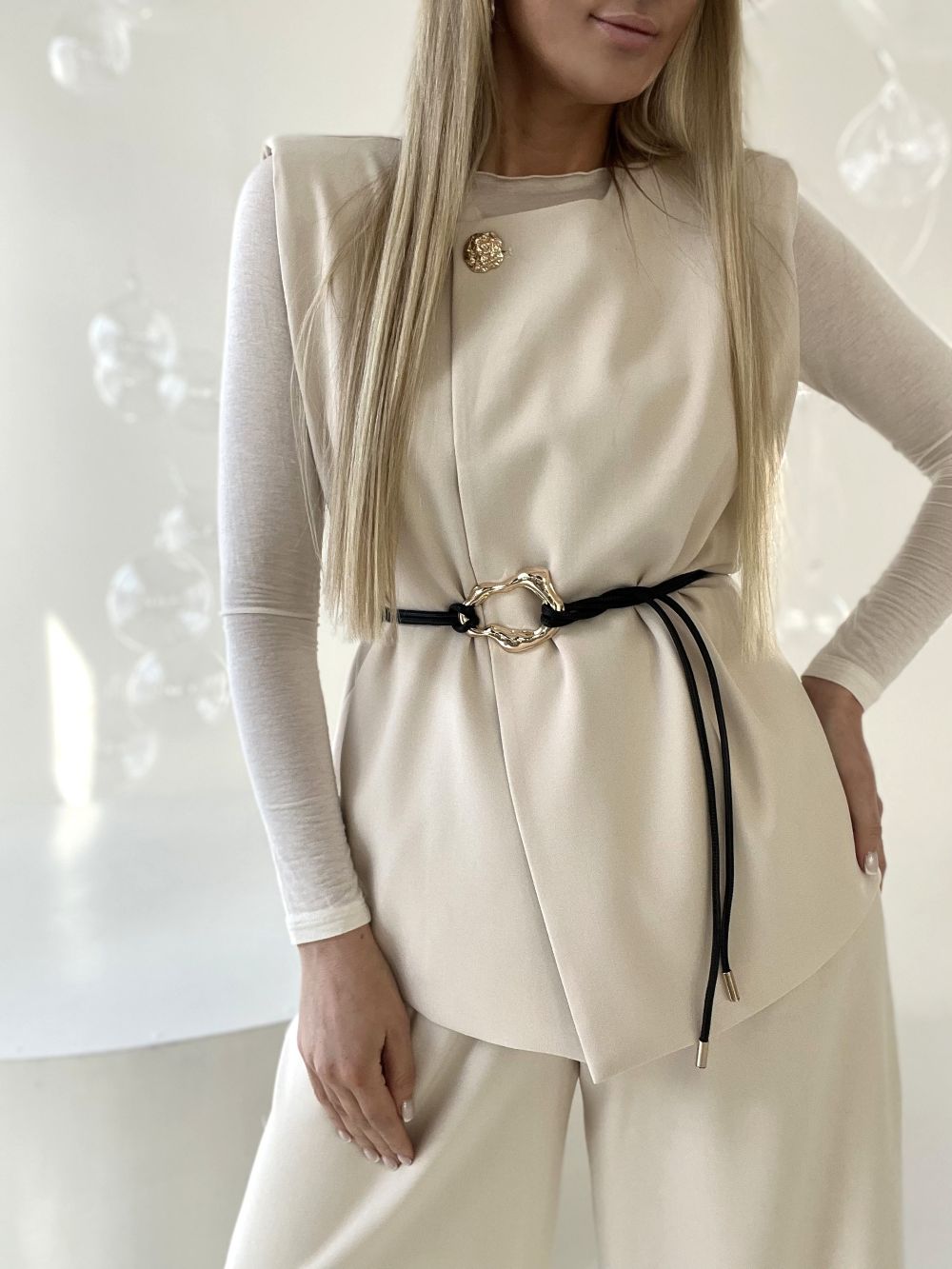 KOSTĪMS - BIKSES + VESTE + JOSTA / PIENBALTS UN BRŪNS