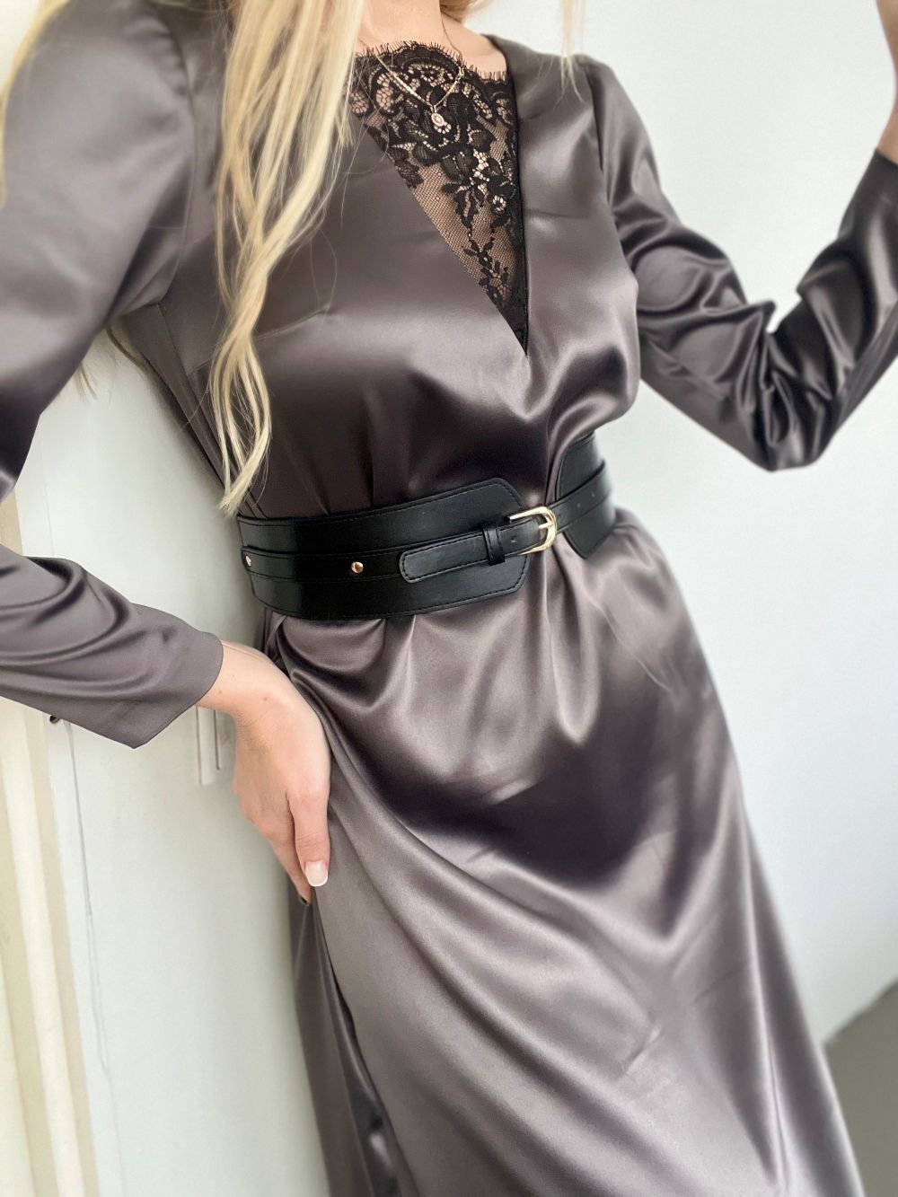 PELĒKA SATĪNA KLEITA AR VOLĀNU