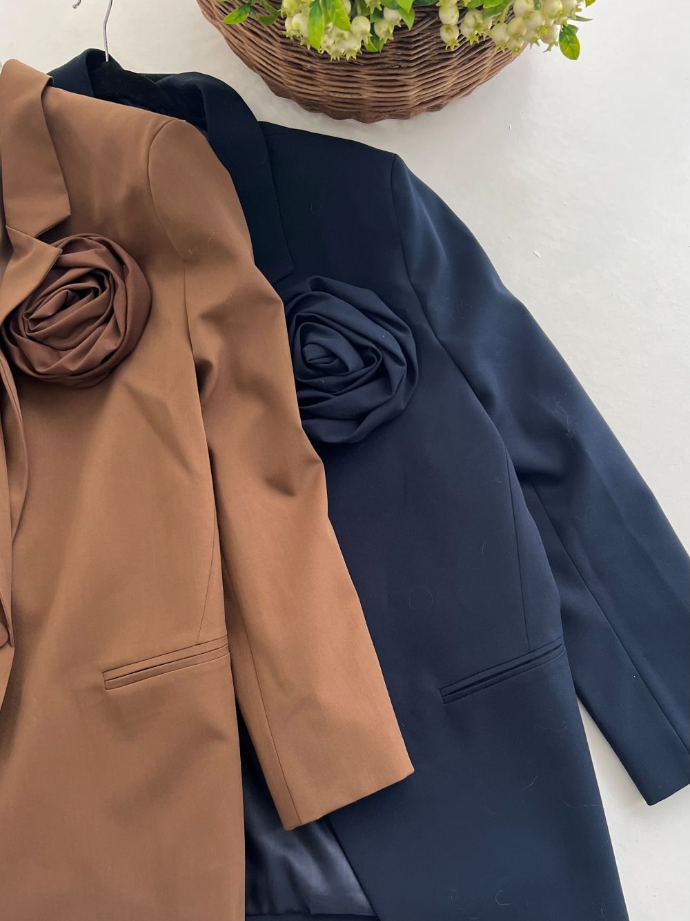 TUMŠI ZILA  , BRŪNA ŽAKETE AR ZIEDU