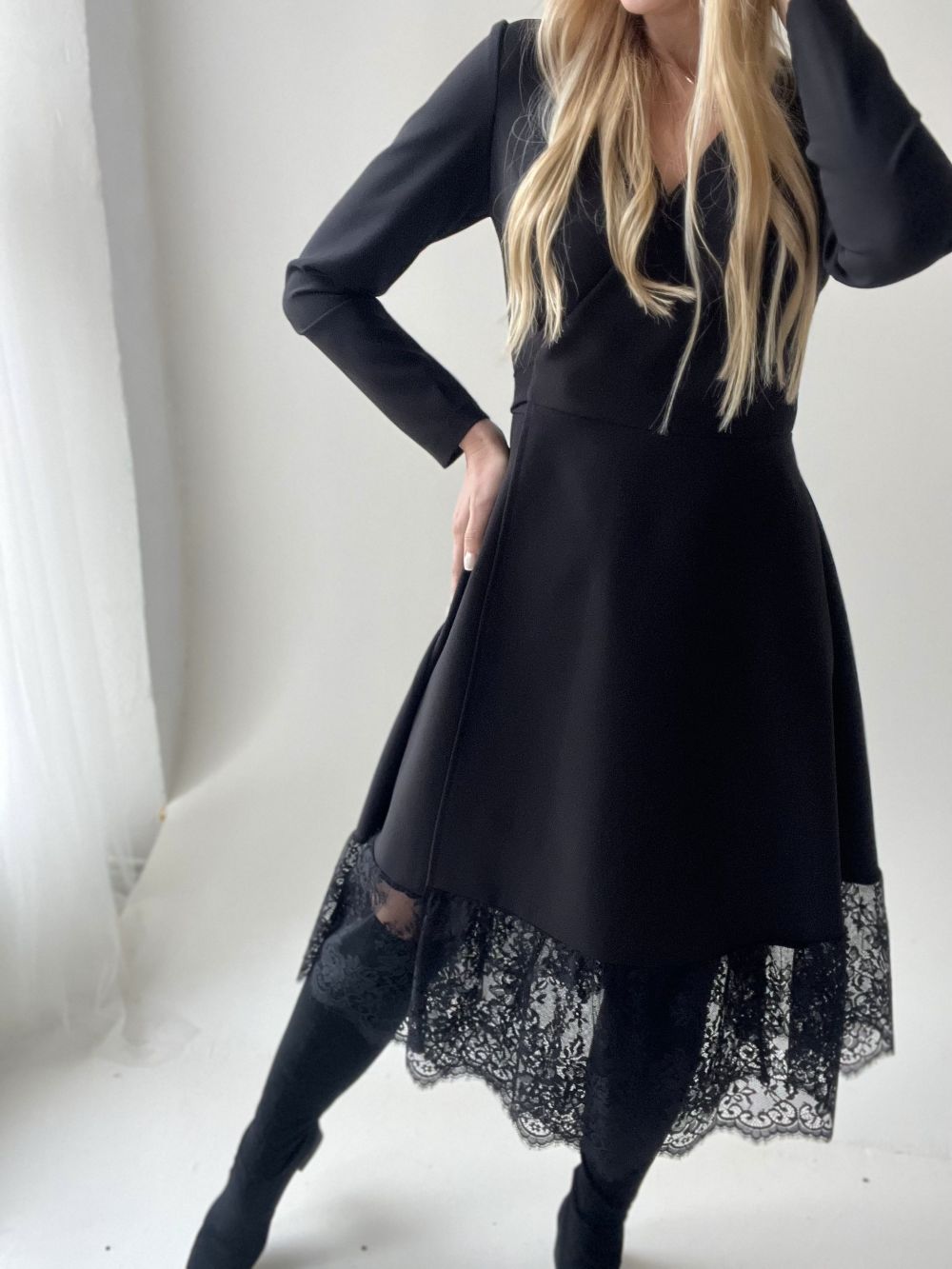 MELNA KLEITA AR MEŽĢĪNI