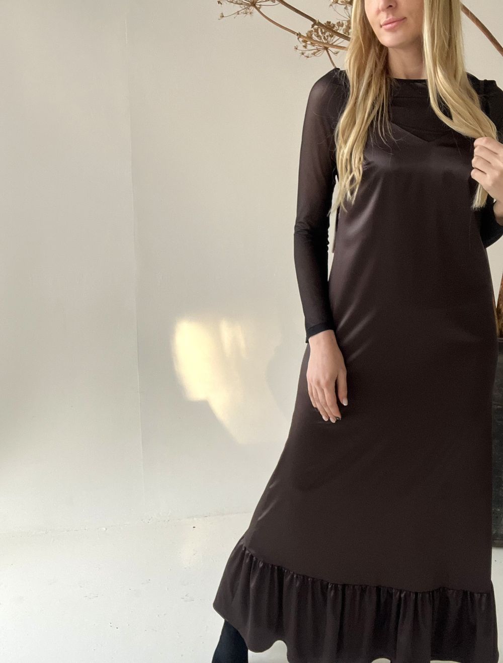 TUMŠI BRŪNA KLEITA UZ LENCĪTĒM