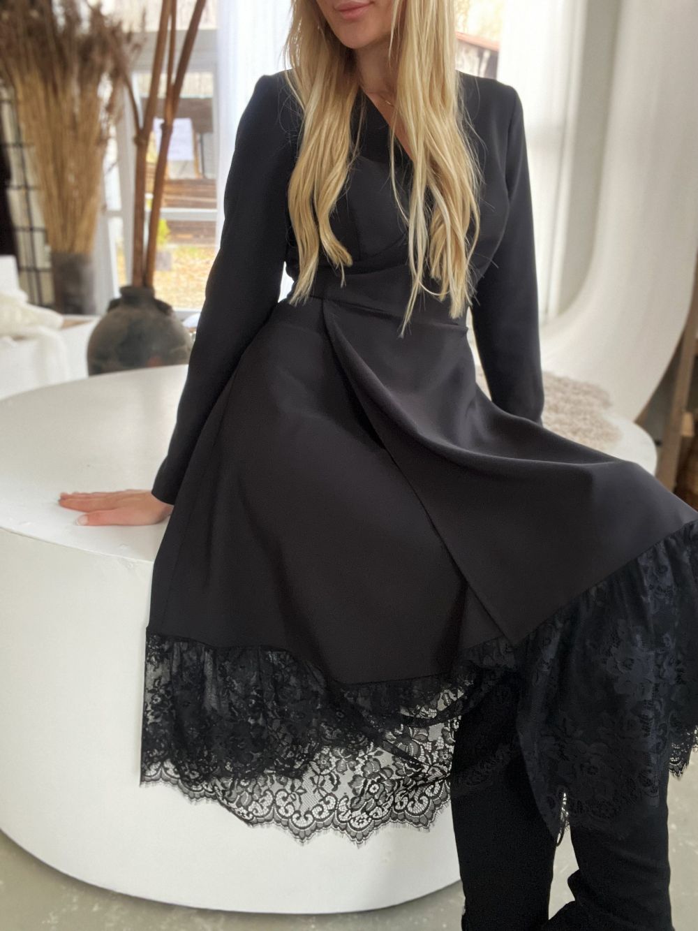 MELNA KLEITA AR MEŽĢĪNI