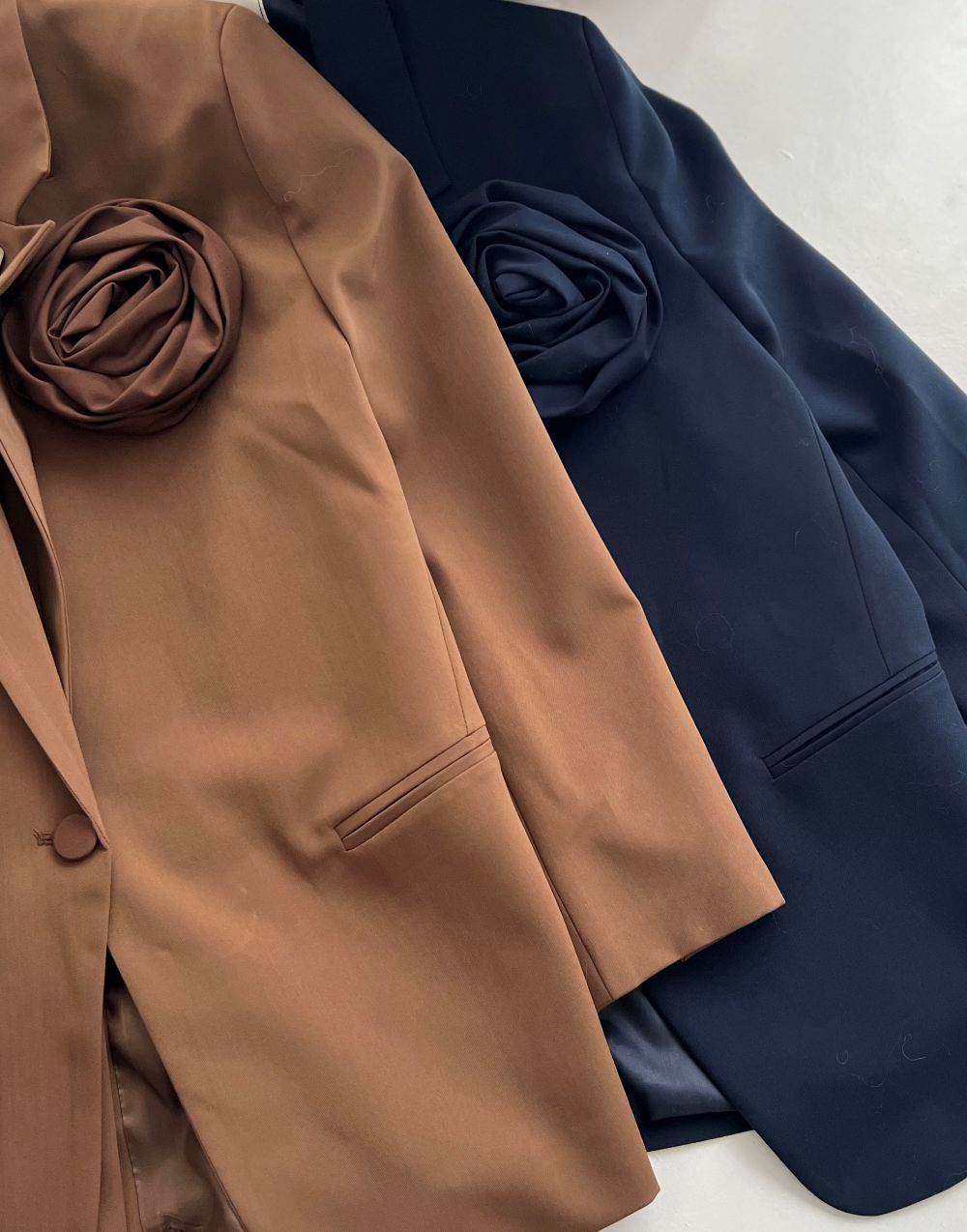 TUMŠI ZILA  , BRŪNA ŽAKETE AR ZIEDU