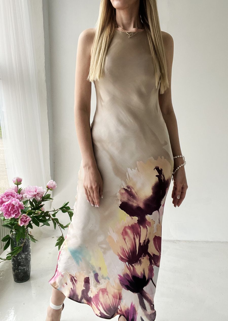 ELEGANTA KLEITA AR ZIEDU MOTĪVU