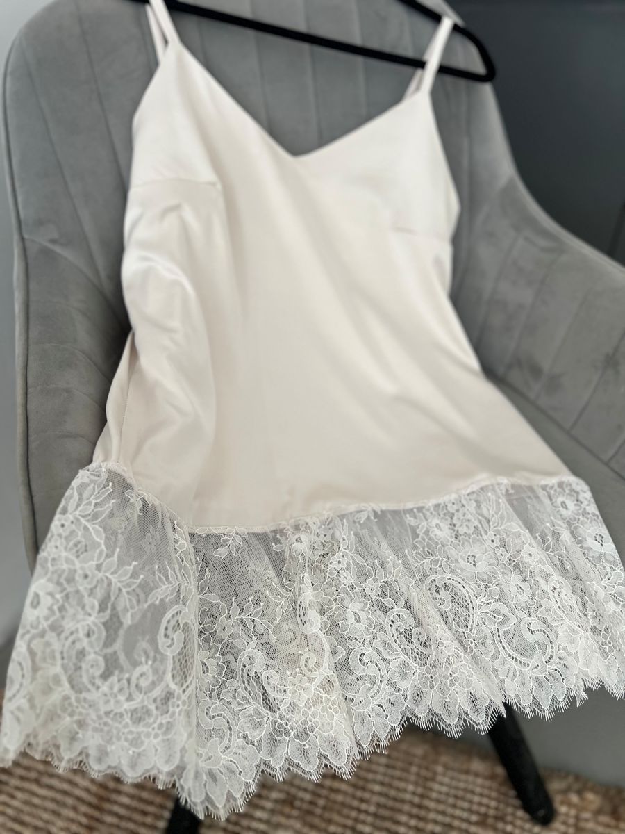 SATĪNA TOPS AR MEŽĢĪNES VOLĀNU