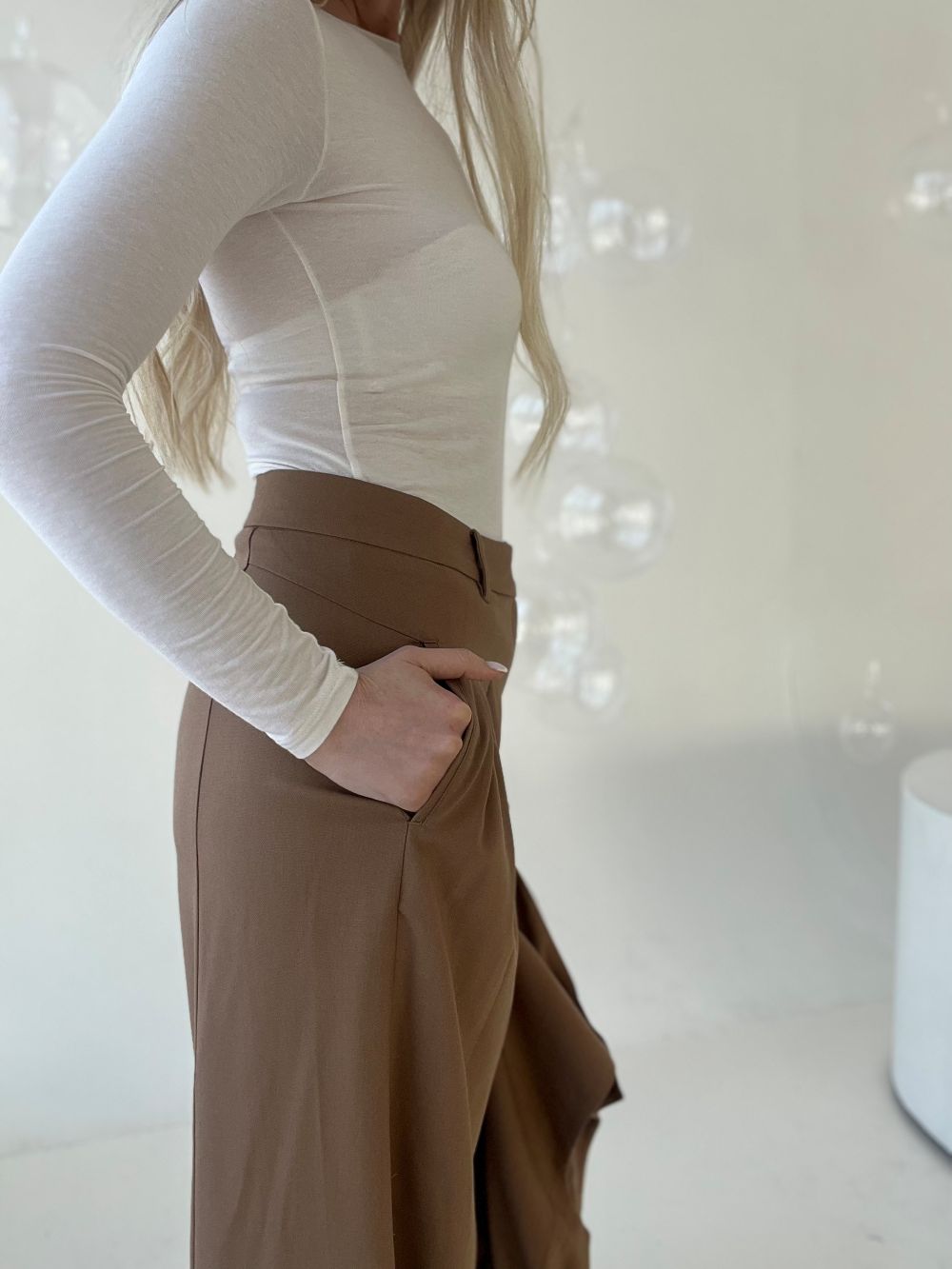 BRŪNS  / PIENBALTS KOSTĪMS VESTE + BIKSES