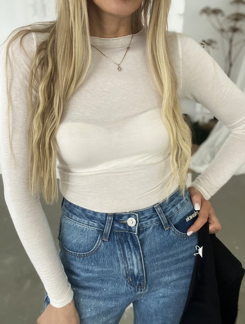 DŽINSI AR SPĪDĪGIEM AKMENTIŅIEM