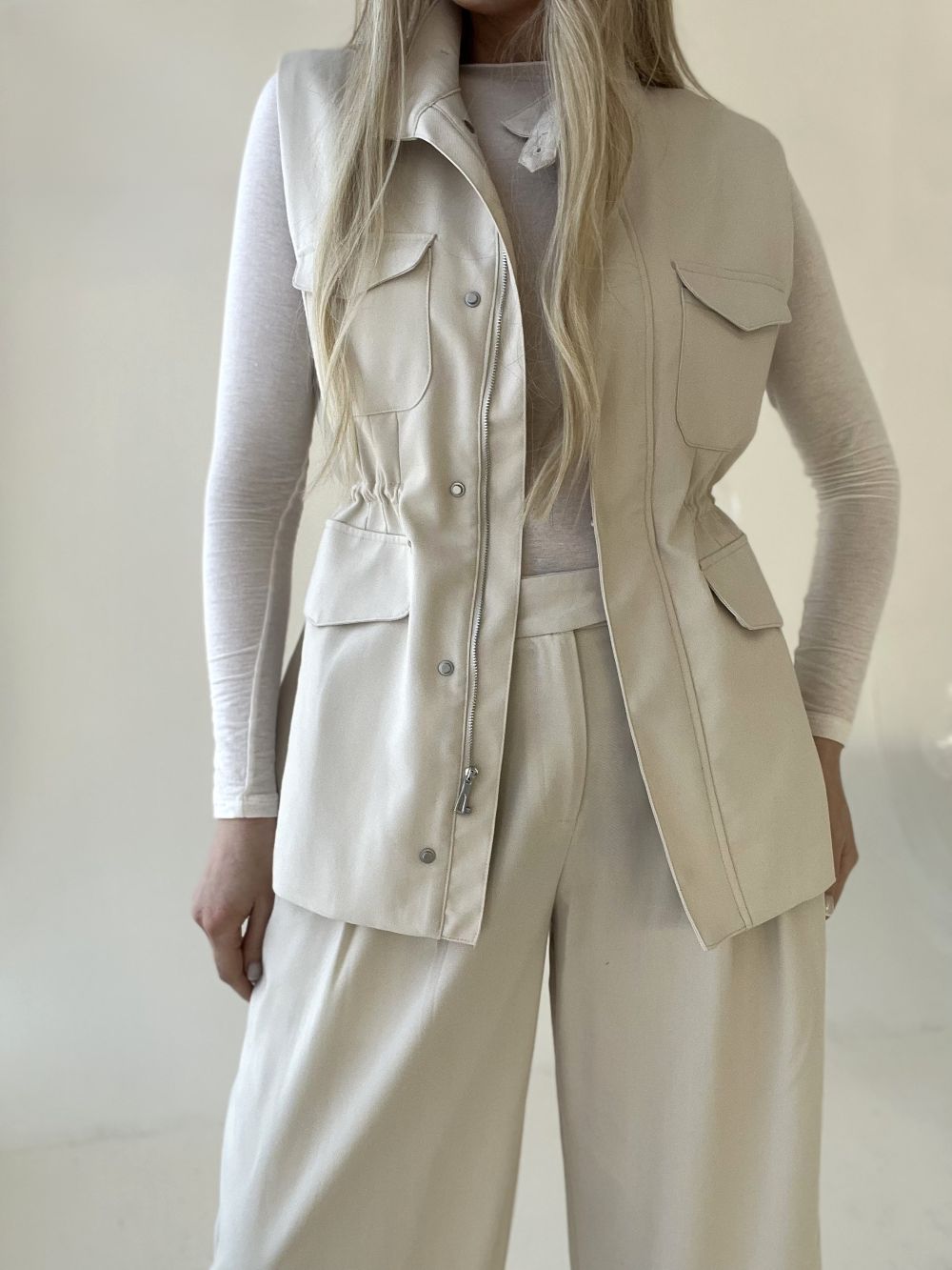 VESTE BRŪNĀ UN PIENBALTĀ TONĪ