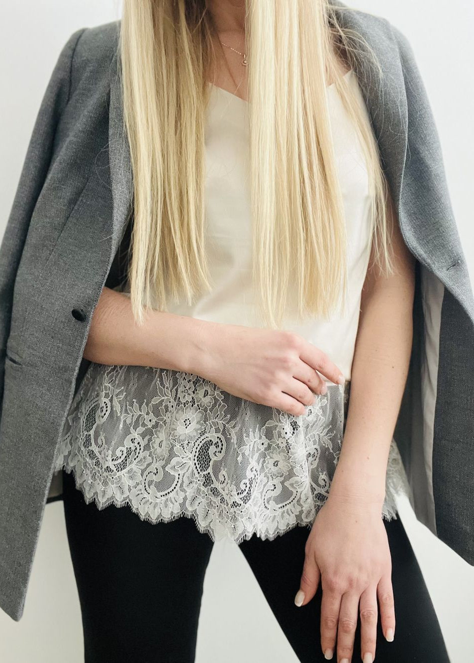 SATĪNA TOPS AR MEŽĢĪNES VOLĀNU