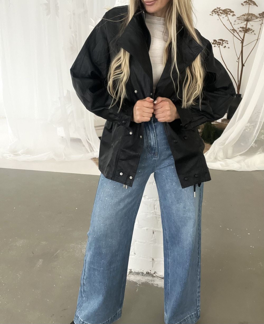 MELNA MĀKSLĪGĀS ĀDAS JAKA