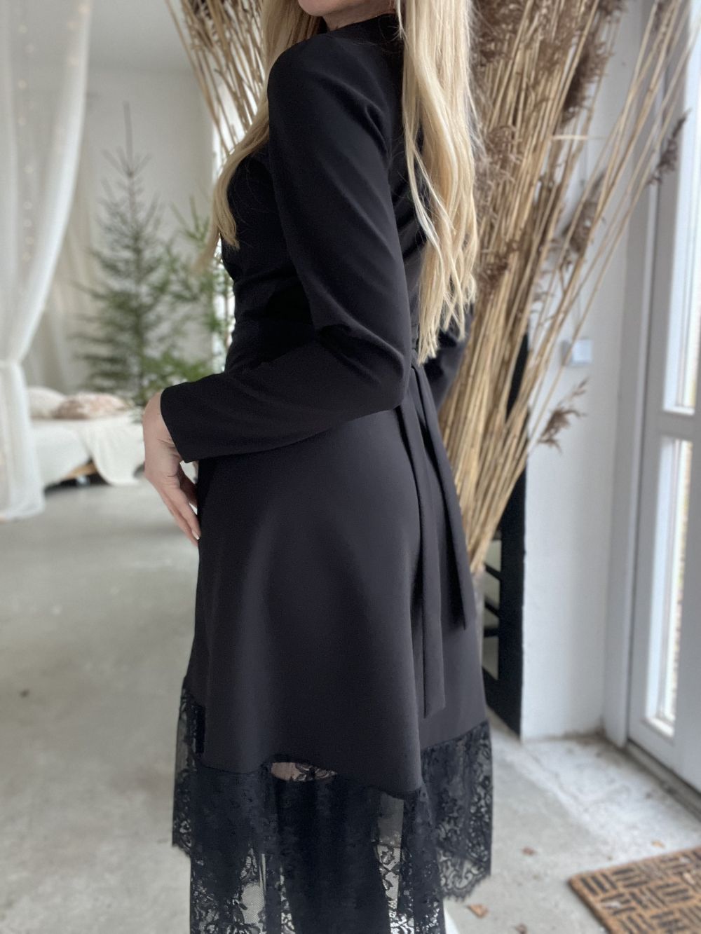 MELNA KLEITA AR MEŽĢĪNI