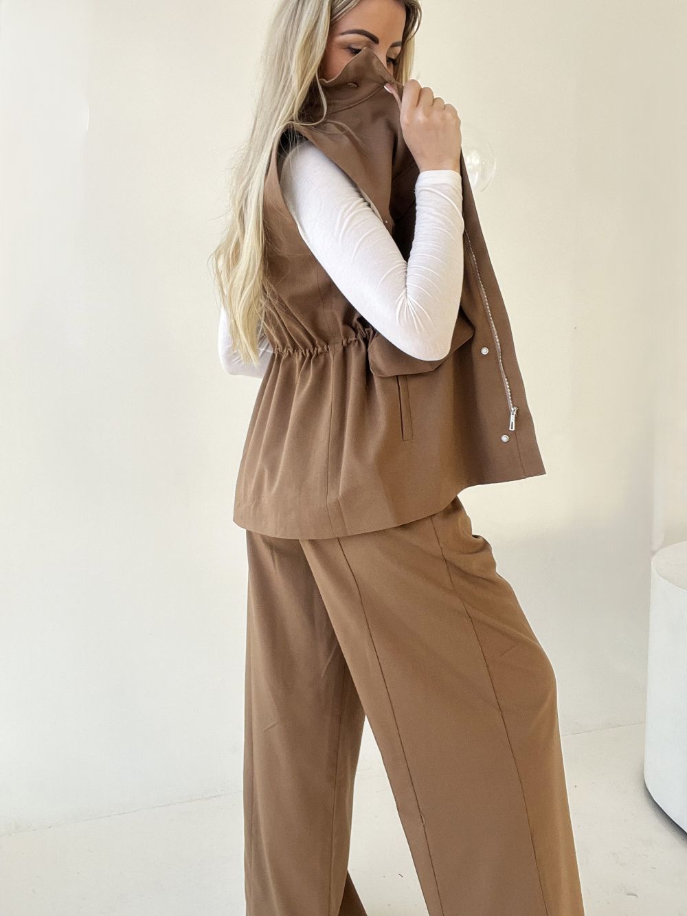 BRŪNS  / PIENBALTS KOSTĪMS VESTE + BIKSES