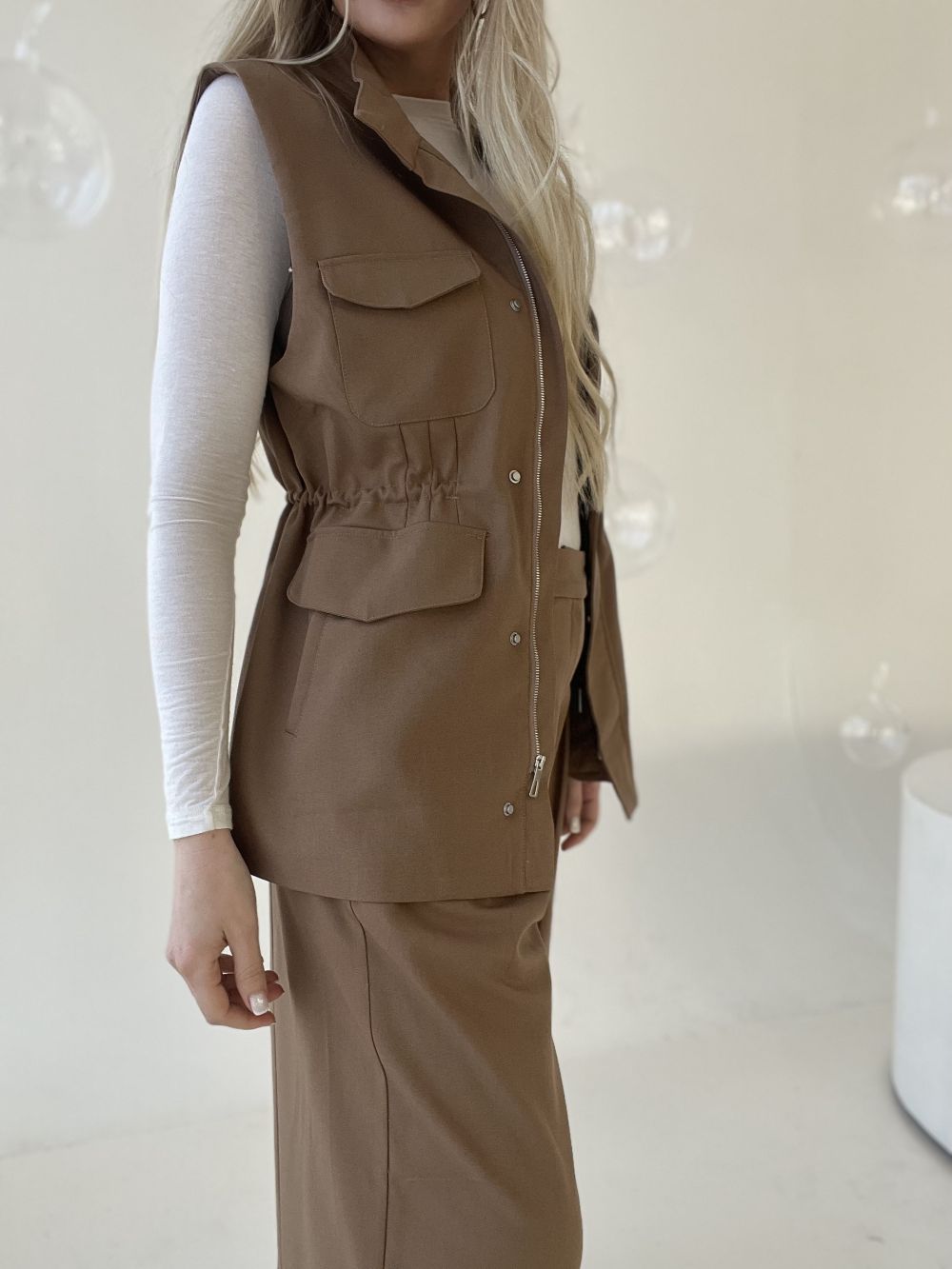 BRŪNS  / PIENBALTS KOSTĪMS VESTE + BIKSES