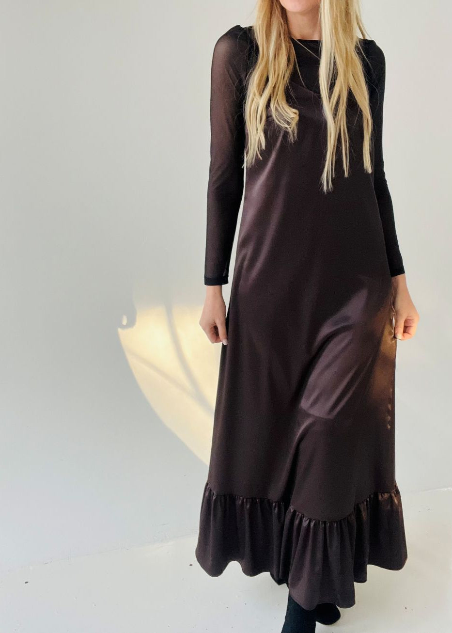 TUMŠI BRŪNA KLEITA UZ LENCĪTĒM