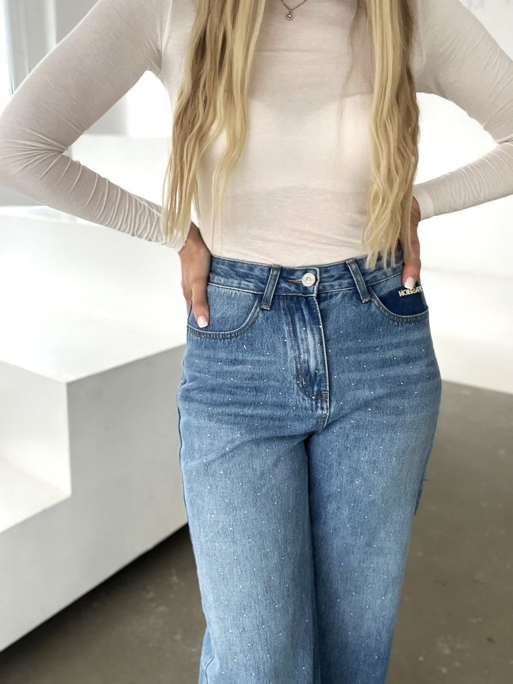 DŽINSI AR SPĪDĪGIEM AKMENTIŅIEM