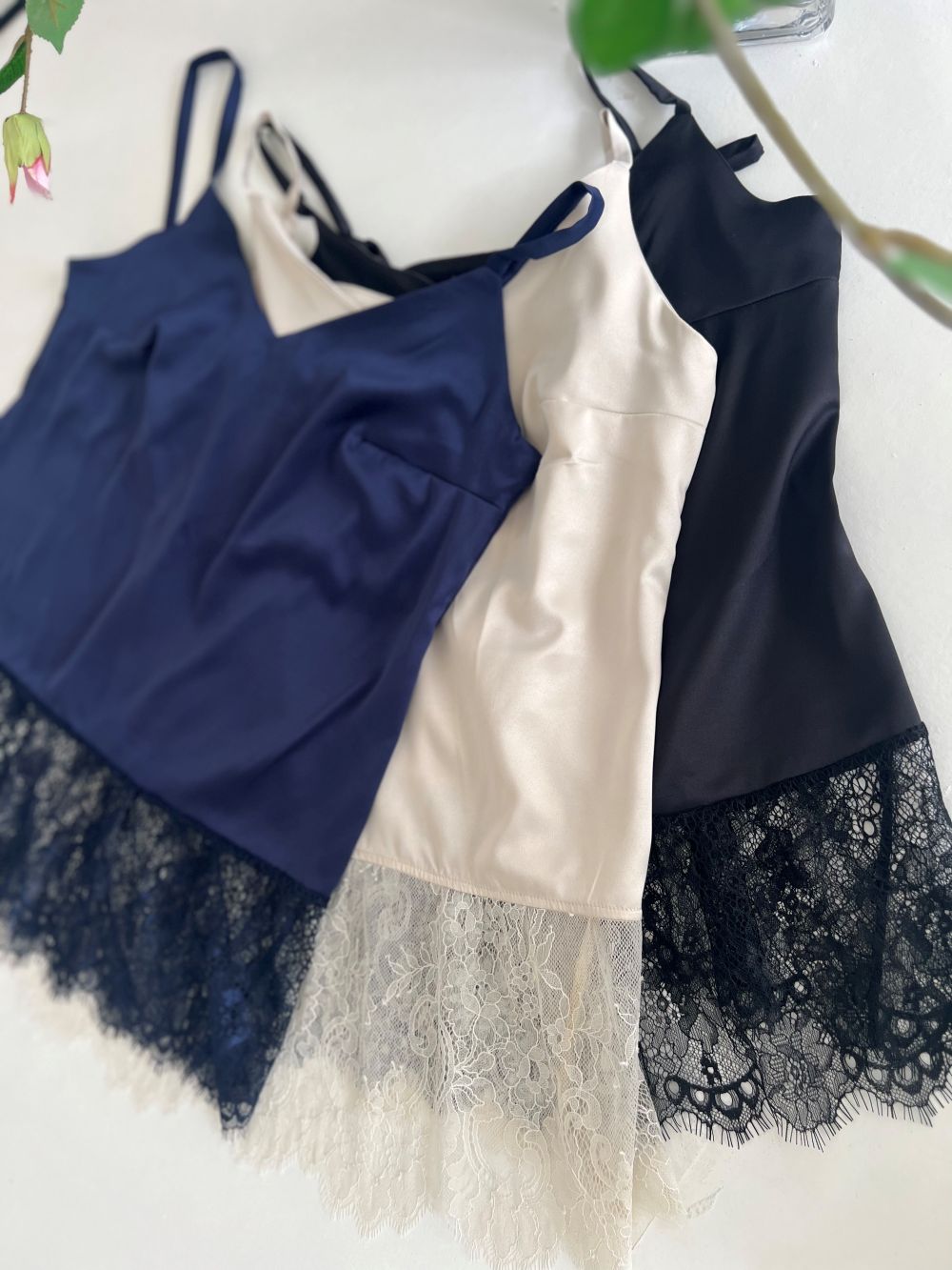 SATĪNA TOPS AR MEŽĢĪNES VOLĀNU - ZILS, MELNS, BĒŠS