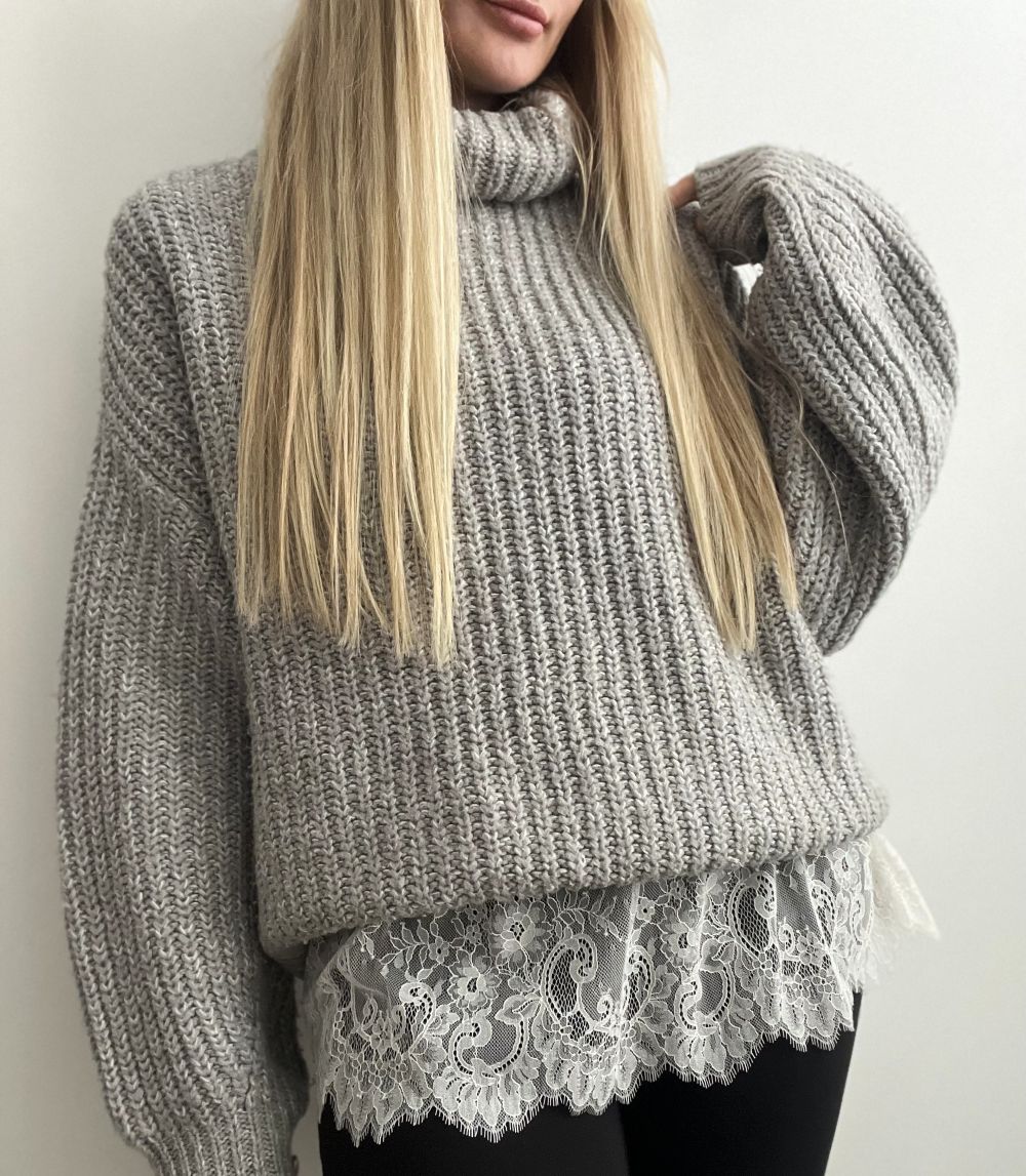 SATĪNA TOPS AR MEŽĢĪNES VOLĀNU