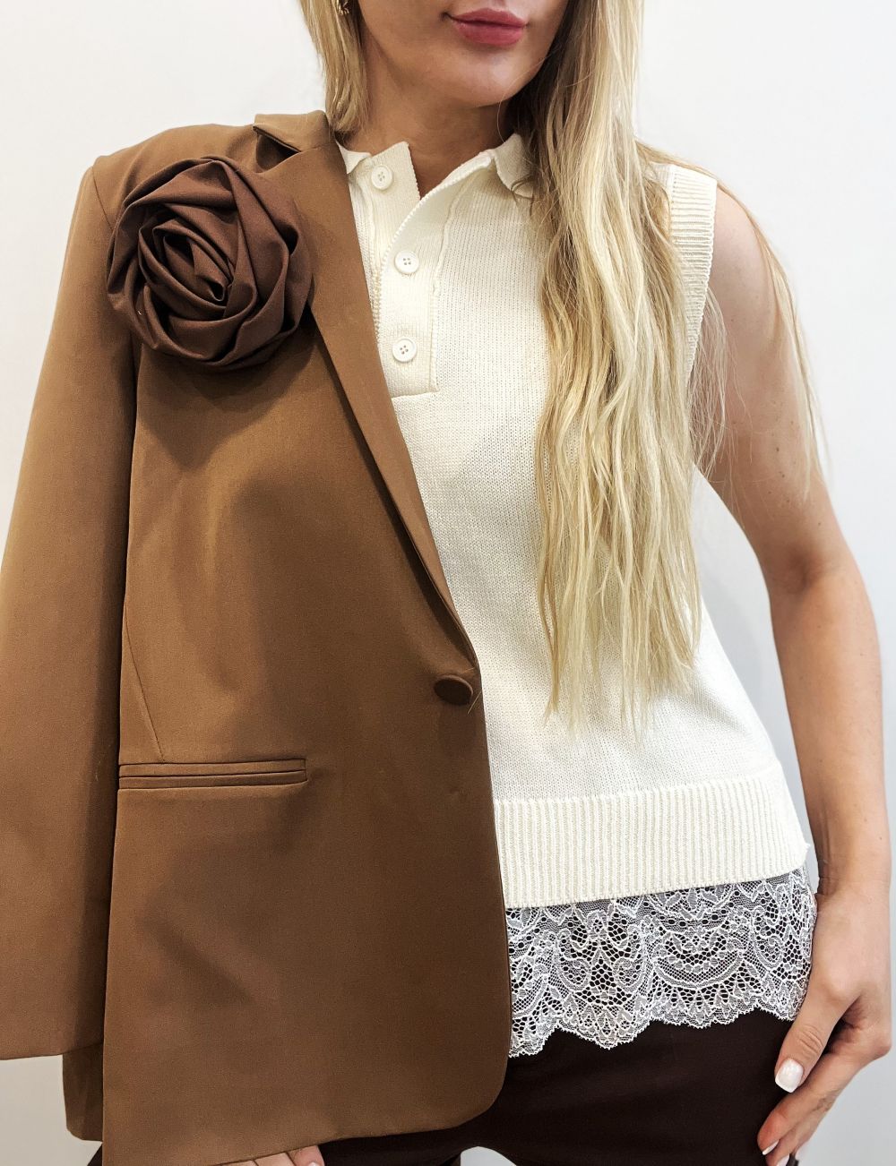 100% KOVILNAS KREKLIŅŠ BRŪNS UN PIENBALTS