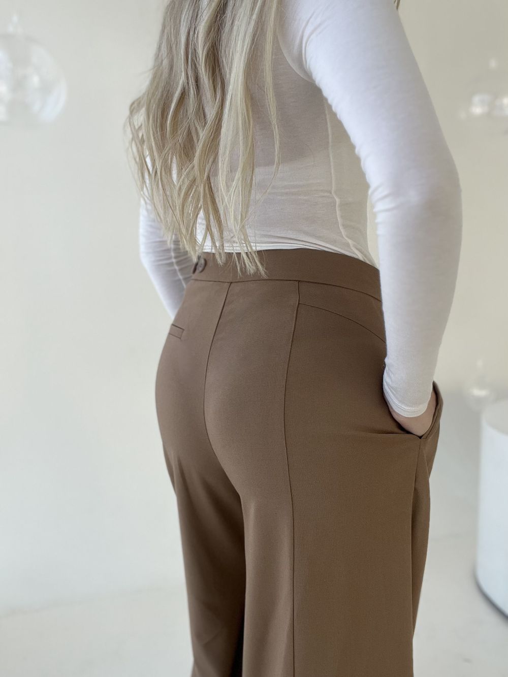 BRŪNS  / PIENBALTS KOSTĪMS VESTE + BIKSES