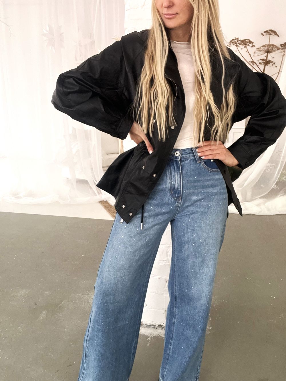 MELNA MĀKSLĪGĀS ĀDAS JAKA