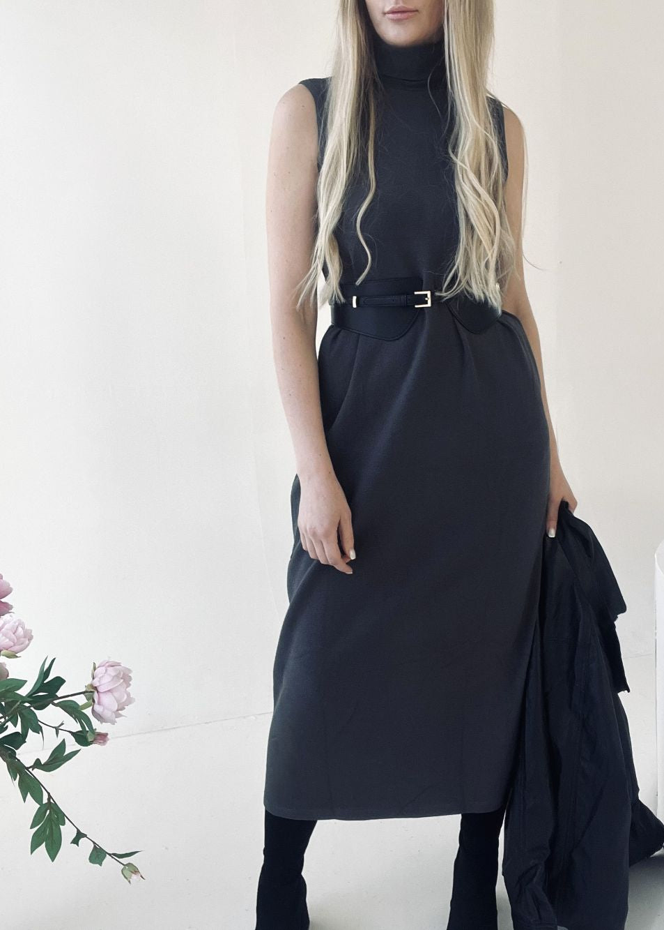 TUMŠI PELĒKA / MELNA SILTA KLEITA AR ODERI