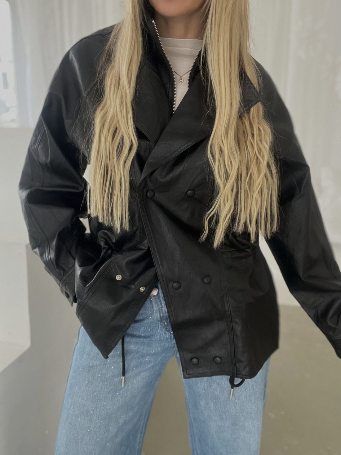 MELNA MĀKSLĪGĀS ĀDAS JAKA