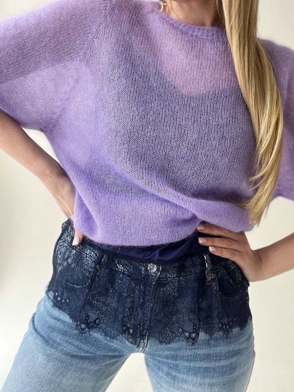 SATĪNA TOPS AR MEŽĢĪNES VOLĀNU - ZILS, MELNS, BĒŠS