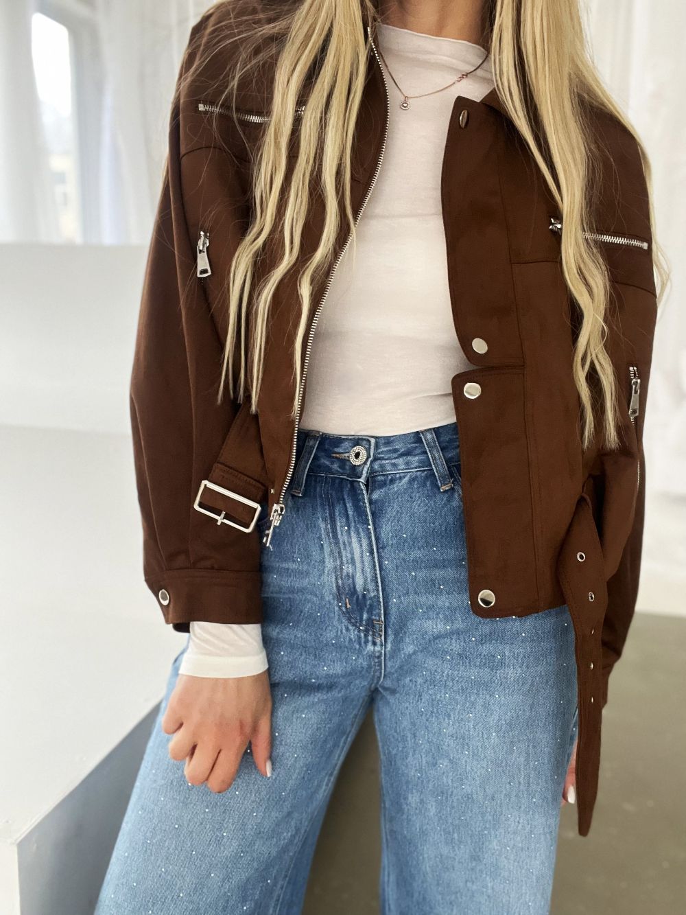 DŽINSI AR SPĪDĪGIEM AKMENTIŅIEM