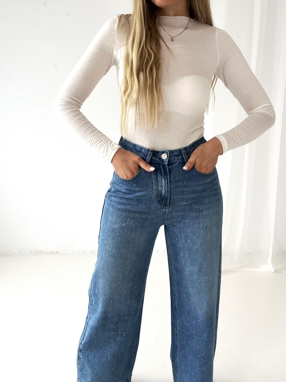 DŽINSI AR SPĪDĪGIEM AKMENTIŅIEM