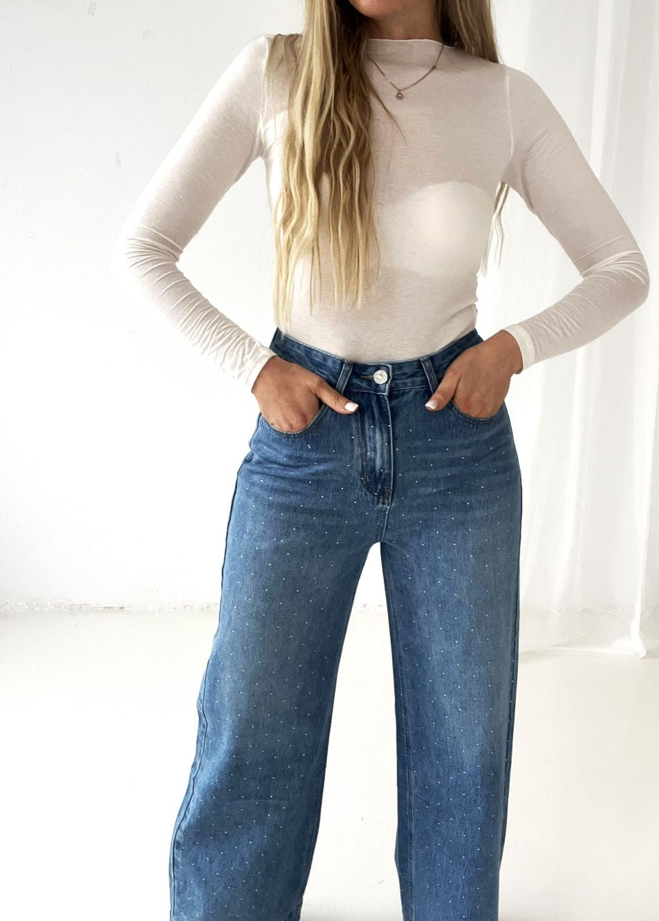 DŽINSI AR SPĪDĪGIEM AKMENTIŅIEM